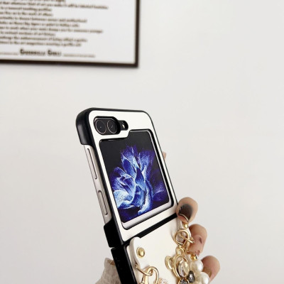 Ốp Lưng Da Cho Samsung Galaxy Z Flip 6 / Z Flip 5 Hình Chú Gấu Kèm Dây Ngọc Trai Ngắn - BUM STORE GALAXY CASE