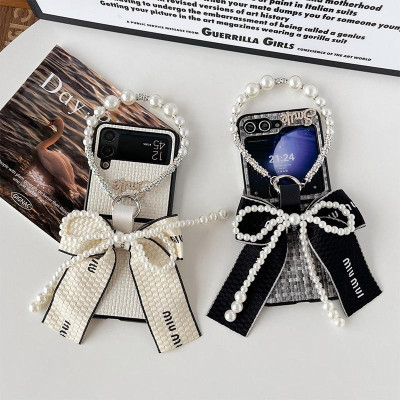 Ốp Lưng Cho Samsung Galaxy Z FLip 6 / Z Flip 5 / Z Flip 4 Smile Đính Đá Nơ To Bản Kèm Dây Ngọc Trai Cầm Tay Xinh Xắn