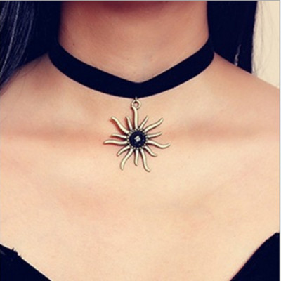Vòng cổ choker tatoo hình ông mặt trời mầu đen phối vàng V6