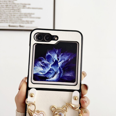 Ốp Lưng Da Cho Samsung Galaxy Z Flip 6 / Z Flip 5 Hình Chú Gấu Kèm Dây Ngọc Trai Ngắn - BUM STORE GALAXY CASE