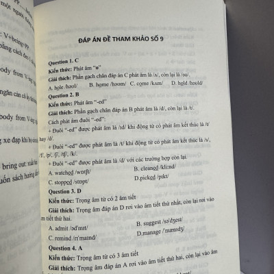 (Kèm lời giải chi tiết) HACK NÃO 25 ĐỀ LUYỆN THI VÀO 10 MÔN TIẾNG ANH  –  Nhiều tác giả – Sputnik – NXB Thế giới