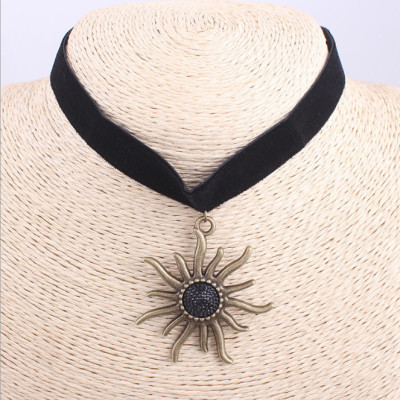 Vòng cổ choker tatoo hình ông mặt trời mầu đen phối vàng V6