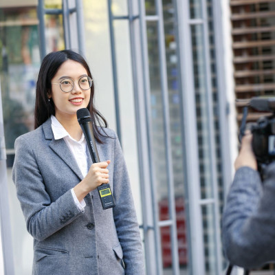 Bộ Micro Thu Âm Không Dây Saramonic UWMIC9 KIT2 - Quay Phim / Livestream / Vlog - Hàng Chính Hãng 