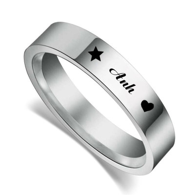 Vần A khắc tên trên nhẫn đôi tình yêu