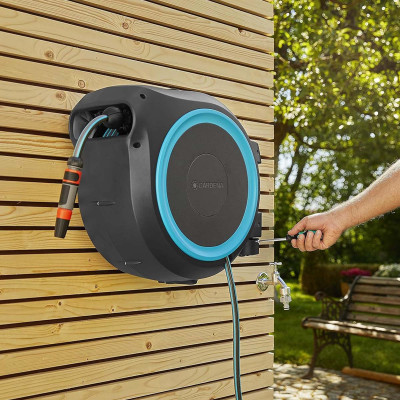 Bộ vòi tưới treo tường dây cuốn tự động 25m Gardena 18620-20