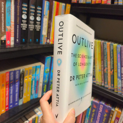 Sách - Outlive: The Science and Art of Longevity by Peter Attia - Sách tiếng anh, bìa cứng