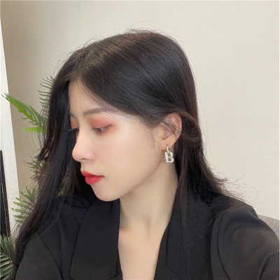 Earring, Khuyên tai nữ hình chữ B thời trang