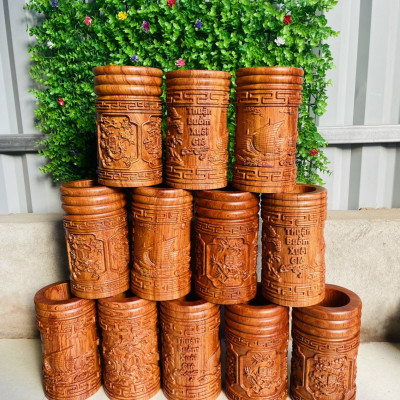 Ống cắm bút trạm khắc thân bút nhiều tích hoa văn khác nhău bằng gô hương đá kt cao 20×12×12cm