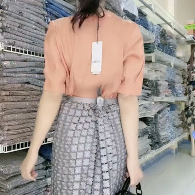 Set áo sơ mi và chân váy hoa siêu xinh.