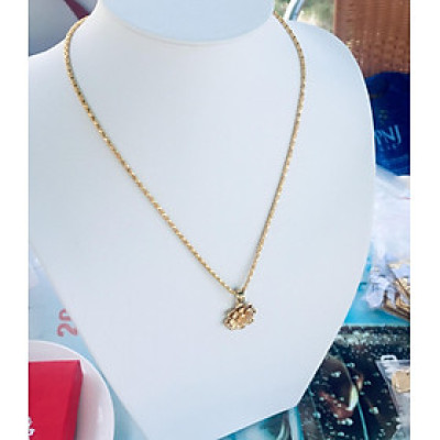 Set Mặt Dây Chuyền Mạ Vàng 18K Đúc Hình Hoa Mai 4 Tầng, Kèm dây chuyền Mạ vàng 18K và hộp đựng trang sức.