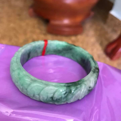 VÒNG TAY ĐÁ CẨM THẠCH TỰ NHIÊN BẢN HẸ TIỀN NGỌC 51MM TRẠM DÃY TIỀN MAY MẮN MÀU XANH NGỌC NHẸ LÊN ĐẬM DẦN ĐẸP Kích thước 51mmx độ dầy 6,5mm x Cao 14mm NỮ 48KG - 55KG ĐEO Ạ