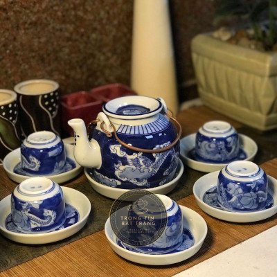 Bộ Ấm Chén Trà Đạo Gốm Trắng Men Lam Bát Tràng Long Ẩn Dáng Biến Trúc Đề Lương Dung Tích 480ml (Bộ Ấm Chén) ATA 22