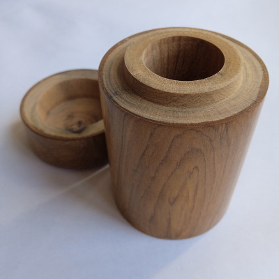 Lọ tăm NH HOME hình trụ gỗ bách xanh.