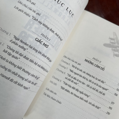 (Tác giả bán chạy do New York Times bầu chọn) THE BOMBER MAFIA: GIẤC MƠ, CÁM DỖ VÀ ĐÊM DÀI NHẤT TRONG THẾ CHIẾN II - Malcolm Gladwell - Nguyễn Bình Thành - Thới Ngọc Tuấn Quốc dịch - Saigonbooks – Nxb Thế Giới (Bìa mềm)