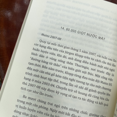 JURGEN KLOPP – THỔI BÙNG HUYÊN NÁO – Raphael Honigstein – Minh Đức dịch – THBooks – NXB Hà Nội (Bìa mềm)