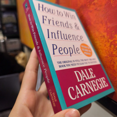 Sách - How to Win Friends and Influence People by Dale Carnegie - Self Help /Nonfiction/ Business