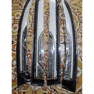 Vè che mưa sơn gồ 2 màu xe Toyota Innova 2006 - 2015 nhựa cao cấp