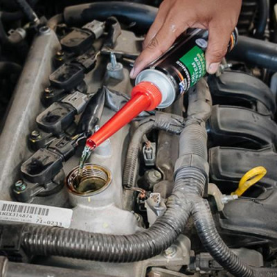 Phụ gia súc động cơ, vệ sinh Hệ thống dầu nhớt bôi trơn động cơ (bluechem Oil System Cleaner) 250ml.