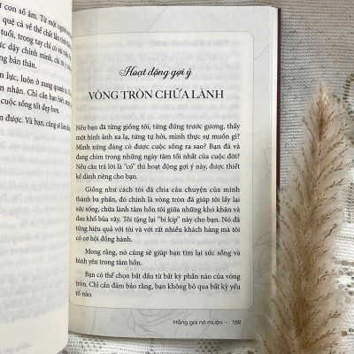 Sách - Hồng Gai Nở Muộn - Hành Trình Từ Cô Bé Tổn Thương Đến Người Thắp Lửa Hạnh Phúc