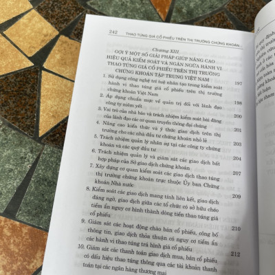 (Tái bản lần 2) THAO TÚNG GIÁ CỔ PHIẾU TRÊN THỊ TRƯỜNG CHỨNG KHOÁN TẬP TRUNG VIỆT NAM DƯỚI GÓC NHÌN CHUYÊN SÂU VỀ TÀI CHÍNH VÀ PHÁP LUẬT – Quang Minh Trí -NXB CT Quốc Gia Sự Thật