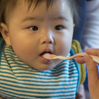 Bộ muỗng mềm và muỗng nhựa ăn dặm TLI Richell Nhật Bản - bước 1 có hộp đựng cho bé ăn tập ăn thô | Baby