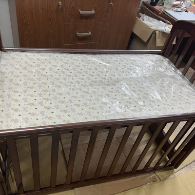 GIƯỜNG CŨI BẰNG GỖ CHO BÉ CÓ BÁNH XE KU6023 - KUKUDUCKBILL ( KÈM NỆM )