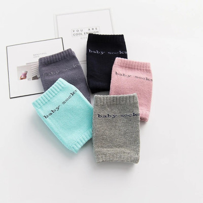 Đôi tất bảo vệ đầu gối cho bé tập bò (Màu ngẫu nhiên)