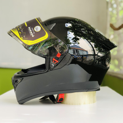 Mũ bảo hiểm xe máy fullface Royal M138B màu đen bóng 1 kính