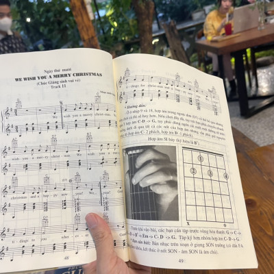 30 NGÀY BIẾT ĐỆM GUITAR (Tái bản 2023) – Song Minh biên soạn – Huy Hoàng Bookstore – NXB Dân Trí (Bìa mềm)