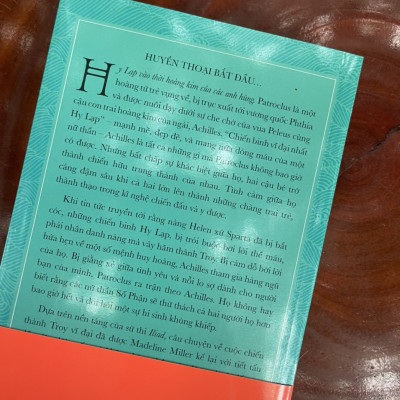 (Tặng kèm phụ lục và postcard) TRƯỜNG CA ACHILLES (No.1 New York Times Bestseller – Tác phẩm đoạt giải Orange năm 2012) – Madeline Miller – Jack Frogg dịch - Wingbooks - NXB Kim Đồng (bìa mềm)