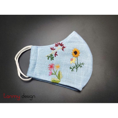 Khẩu trang vải thêu tay.