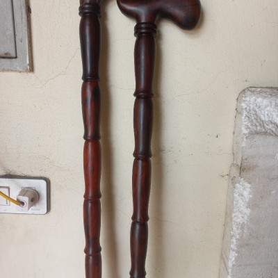 Gậy batong hỗ trợ đi lại dành cho người già bằng gỗ trắc đỏ đen kt 90×13×3.5cm 