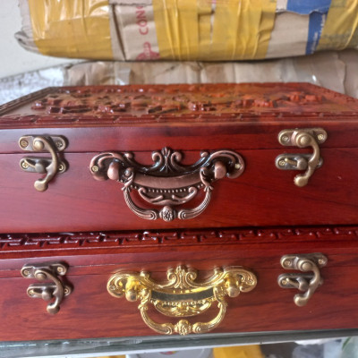 Hộp đựng quân cờ tướng  gỗ hương khắc mã đáo thành công  kt 28×20×8cm +quân cờ gỗ trắc kt 4.0×1.5cm đẹp long  lanh