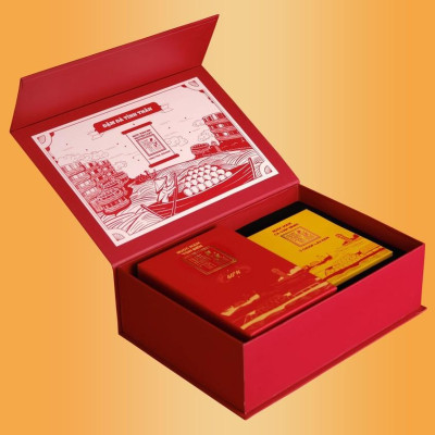 Hộp Quà Đậm Đà Tình Thân 1 Nước Mắm Tĩn Tôm Biển 60N 500ml/Tĩn Và 1 Tĩn Nước Mắm Tĩn Cá Cơm Vàng Ruột Đỏ 250 ml/Tĩn