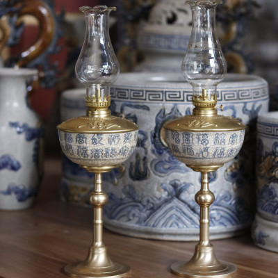 Đèn dầu men rạn Bát Tràng bọc đồng cao 37cm dáng bầu