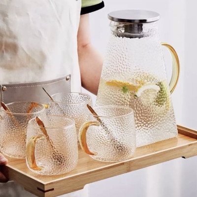 BỘ BÌNH ĐỤNG NƯỚC UỐNG THỦY RINH ĐÁY VUÔNG VÂN DẬP NỔI KÈM 6 CỐC BẦU, KHAY VÀ GIÁ TREO CỐC -VD107