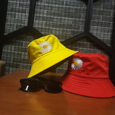 Mũ bụket tai bèo thêu hoa trắng