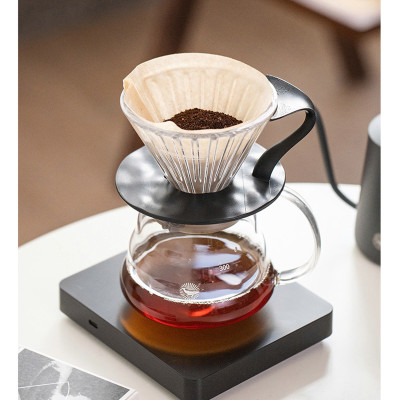Phễu thuỷ tinh V60 rãnh thẵng đế nhựa đen CAFE DE KONA