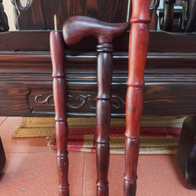 Gậy batong hỗ trợ đi lại dành cho người già bằng gỗ trắc đỏ đen kt 90×13×3.5cm 