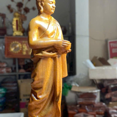 Tượng phật thích ca khất thực bằng gỗ bách xanh thơm nức kt cao 20×7×6cm 