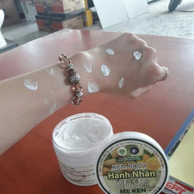KEM DƯỠNG TRẮNG DA BODY HẠNH NHÂN MẸ KEN- Hũ 200ml