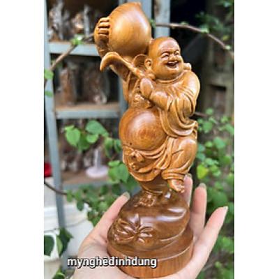 Tượng phật di lặc vác đào bằng gỗ bách xanh thơm nức cao 20x8x8cm 