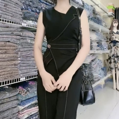 Set 2 món gồm quần và áo cổ nửa vest sang xinh cá tính.