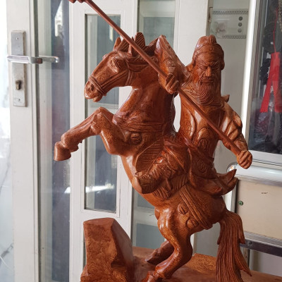 Tượng Quan Công cưỡi ngựa gỗ nu gõ hay gỗ gõ vẽ nu cao 50cm ( tính đao 70cm ) x Ngang 40cm x Sâu 15cm Biểu tượng sức mạnh sự dũng mãnh kiên cường anh chị trưng phòng khách đẹp ạ