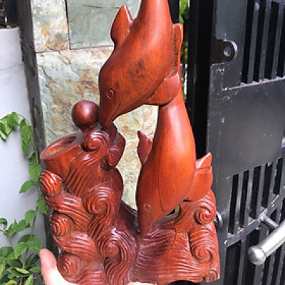 Tượng Gỗ Ống Đựng Bút Gỗ Gõ Chạm Hình 2 Con Cá Heo May Mắn TRANG TRÍ VÀ ĐỂ BÚT XINH LẮM cao 36cm x ngang 18cm x sâu 7cm đẹp lạ CÁ HEO BIỂU TƯỢNG SỰ MAY MẮN ạ