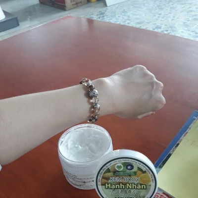 KEM DƯỠNG TRẮNG DA BODY HẠNH NHÂN MẸ KEN- Hũ 200ml
