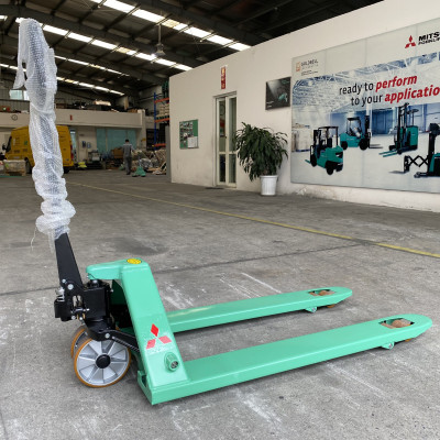 Xe nâng tay chính hãng Mitsubishi - A990070030 - tải nâng 3 tấn - càng rộng 685mm