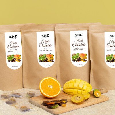 Trái cây nhúng socola thập cẩm (Mix 4 vị Xoài, Cam, Kiwi) - túi 500g -SHE Chocolate - Đa dạng vị giác, bổ sung năng lượng. Quà tặng dịp lễ, người thân, thích hợp ăn vặt văn phòng