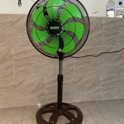 Quạt Điện Đứng 7 cánh Senko LTS1636 - Giao Màu Ngẫu Nhiên - Hàng Chính Hãng