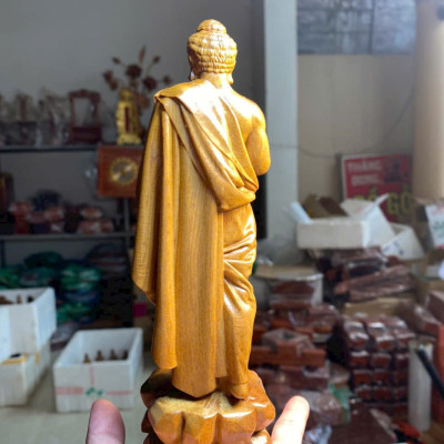 Tượng phật thích ca khất thực bằng gỗ bách xanh thơm nức kt cao 20×7×6cm 